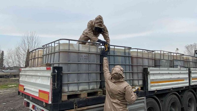 2 Tır Dolusu Plastik Tanklardan Kimyasal Atık Çıktı