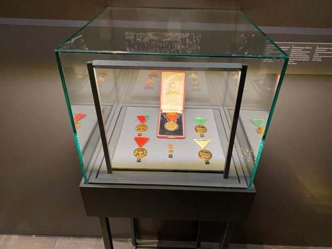 Osmanlı Ve Cumhuriyet Dönemi Objelerin Sergilendiği ‘Kudret Ve Hafıza, Gücün Sanatı’ Sergisi Ziyarete Açıldı