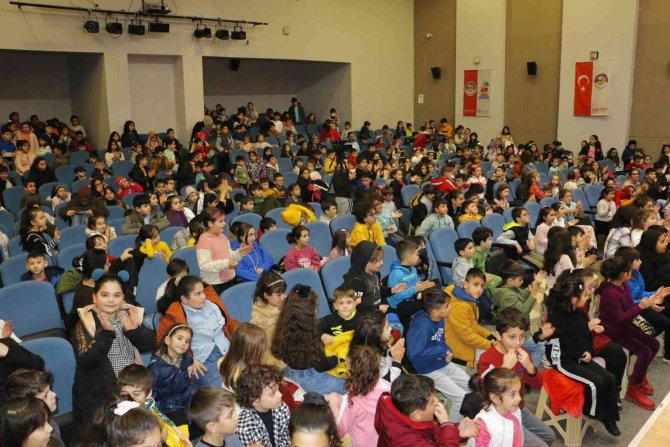 Minikler "Şaşkın Korsan" Oyunuyla Eğlendi