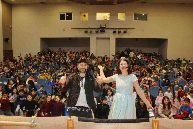Minikler "Şaşkın Korsan" Oyunuyla Eğlendi