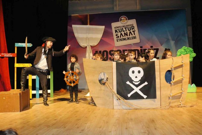 Minikler "Şaşkın Korsan" Oyunuyla Eğlendi