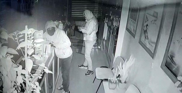 Levye İle Girdikleri Dükkanda Cep Telefonu Ve Malzeme Çalıp Kaçtılar
