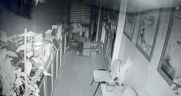 Levye İle Girdikleri Dükkanda Cep Telefonu Ve Malzeme Çalıp Kaçtılar