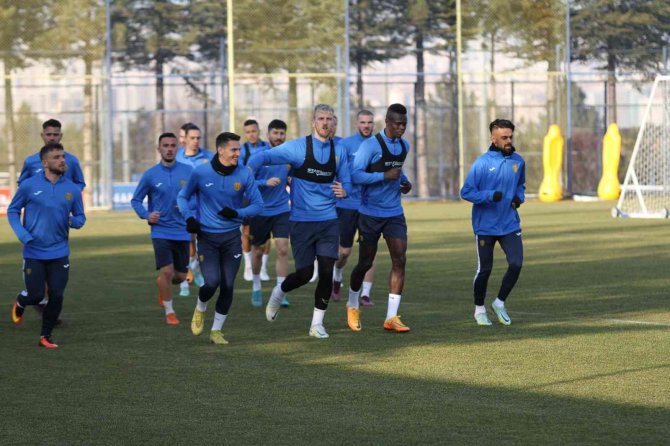 Ömer Erdoğan: “İ̇nşallah Taraftarlarımızın Önünde Güzel Bir Futbolla 3 Puanı Alan Taraf Oluruz”