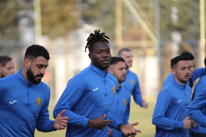 Ömer Erdoğan: “İ̇nşallah Taraftarlarımızın Önünde Güzel Bir Futbolla 3 Puanı Alan Taraf Oluruz”