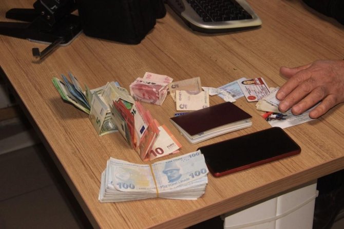 Bulduğu Çantayı Polise Teslim Etti