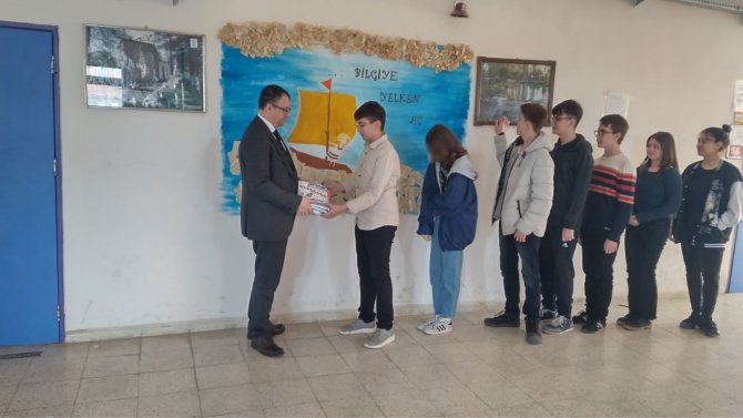 Öğrencilere Destek Kitapları Dağıtıldı