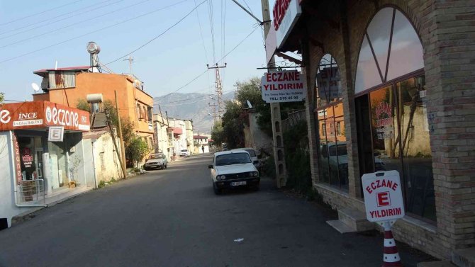 İ̇natçı Keçi Girdiği Eczaneden Çıkmak İstemedi
