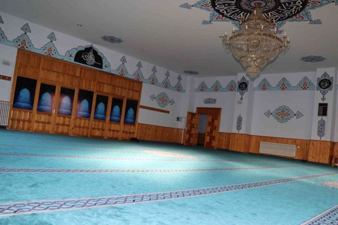 Oltu Belediye Merkez Camisinin Halıları Değiştirildi