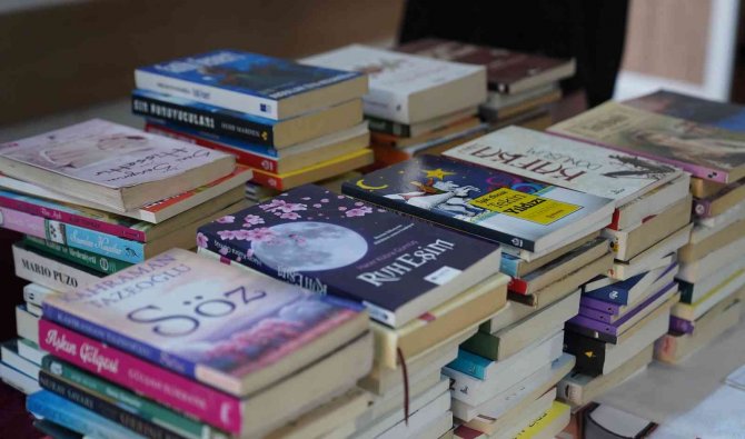 Başkan Uzundemir’den Kitap Bağışı