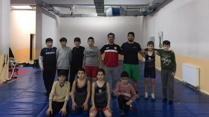 Osmaneli’de Miniklere Güreş Eğitimi