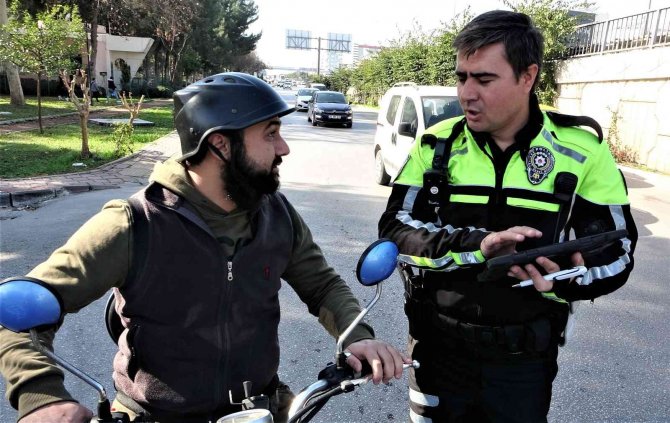 Polislere Ehliyetsiz Yakalandı, Yardım İçin Çağırdığı Arkadaşı Da Ehliyetsiz Çıkınca İkinci Şoku Yaşadı