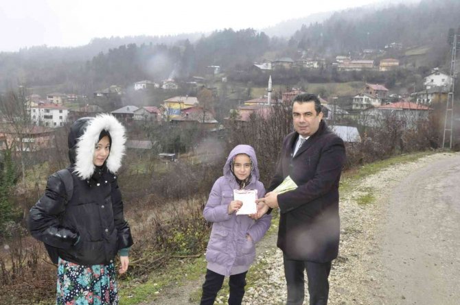Milli Eğitim Müdürü Gümüş Öğrencilere Kitap Hediye Etti