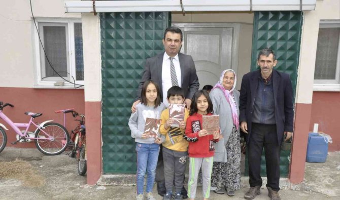 Milli Eğitim Müdürü Gümüş Öğrencilere Kitap Hediye Etti