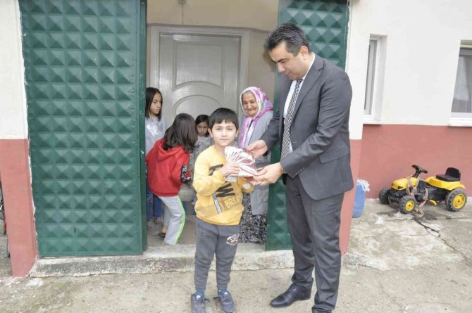 Milli Eğitim Müdürü Gümüş Öğrencilere Kitap Hediye Etti