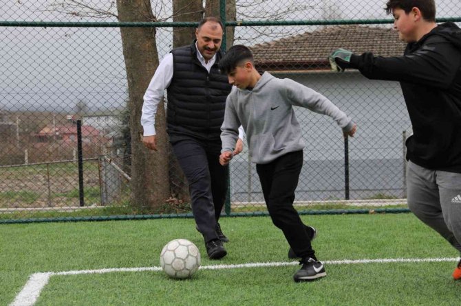 Vali Ceketini Çıkarttı, Çocuklarla Kıyasıya Mücadele Etti