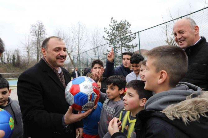 Vali Ceketini Çıkarttı, Çocuklarla Kıyasıya Mücadele Etti