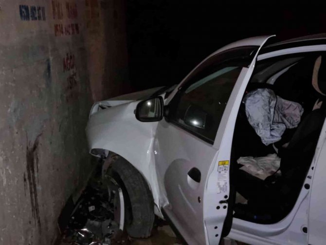 Seyir Halindeki Otomobil Köprünün Altından Geçerken Duvara Çarptı: 3 Yaralı