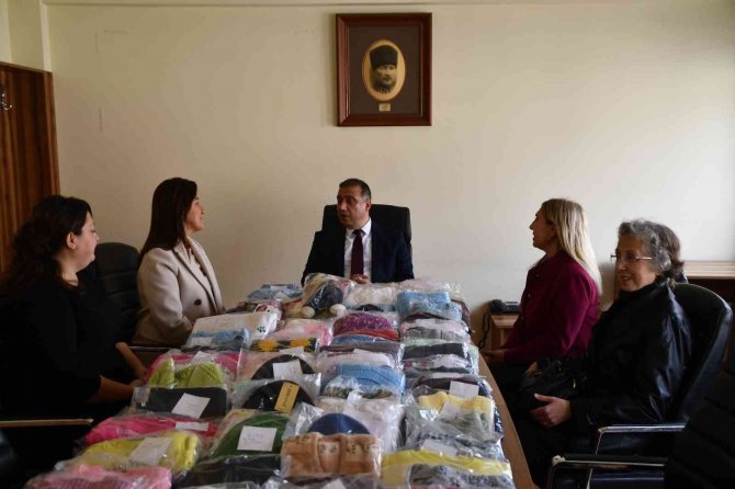 Sökeli Kadınlar Çocuklara Şefkat Elini Uzattı
