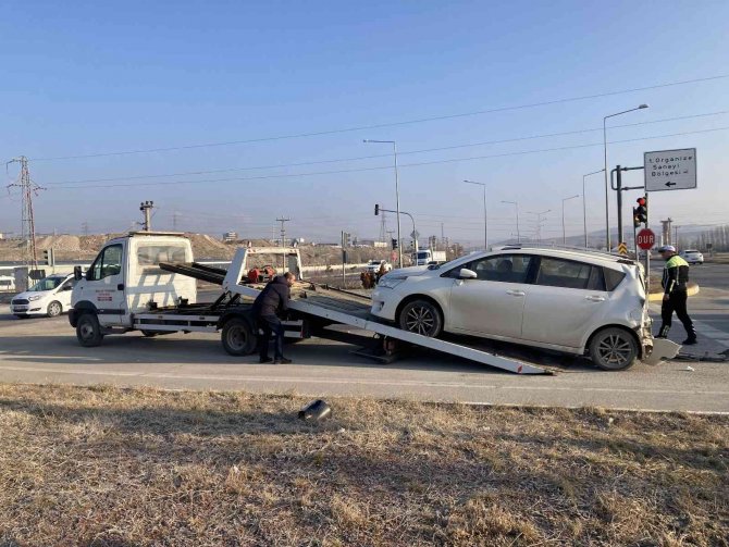 İ̇şçi Minibüsü İle Otomobil Çarpıştı: 3 Yaralı