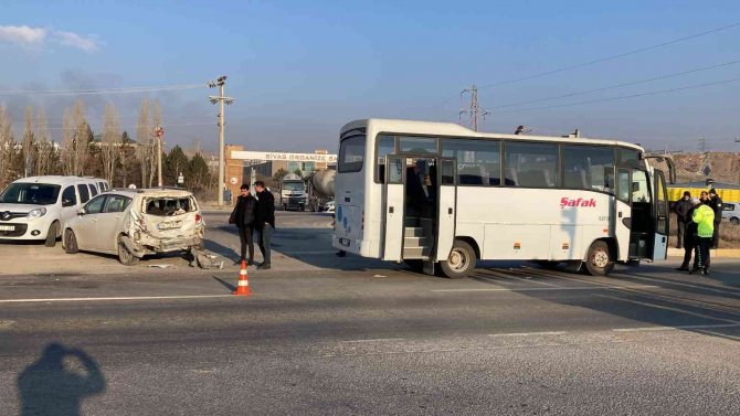 İ̇şçi Minibüsü İle Otomobil Çarpıştı: 3 Yaralı
