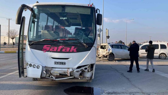 İ̇şçi Minibüsü İle Otomobil Çarpıştı: 3 Yaralı