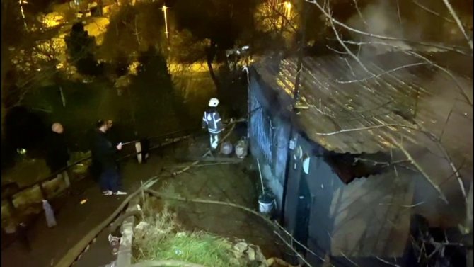 Sultangazi’de Gecekondu Yangını: 4 Kişi Dumandan Etkilendi
