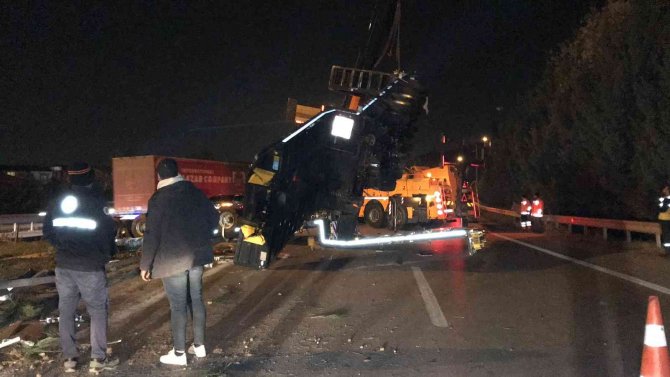 Tem Otoyolu’nda Tır Devrildi, Trafikteki Sürücüler Kontak Kapattı