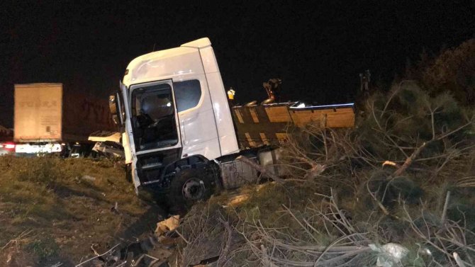 Tem Otoyolu’nda Tır Devrildi, Trafikteki Sürücüler Kontak Kapattı