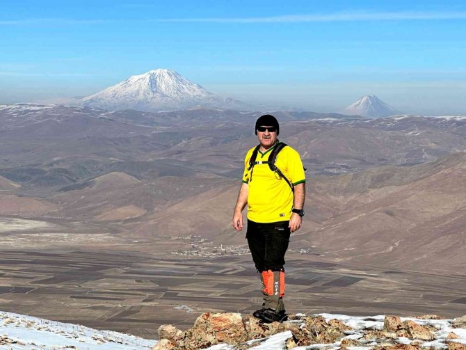 Türkiye’nin En Soğuk İlçesindeki Dağa Kolsuz Tişörtle Çıktılar