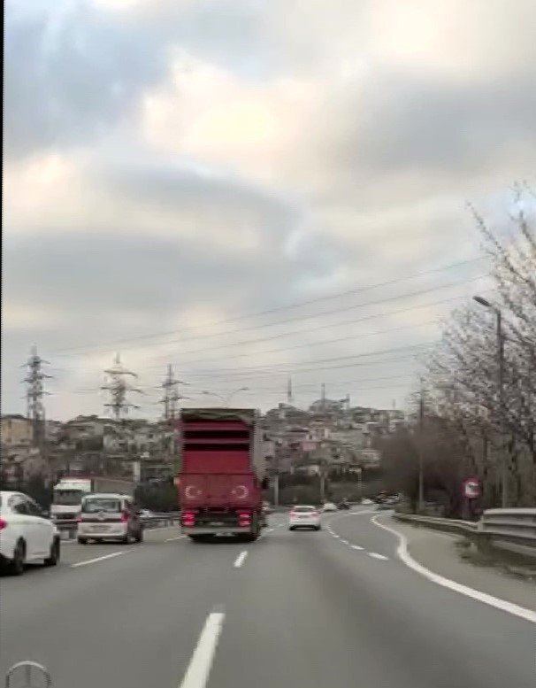 Tuzla Tem Otoyolunda 130 Kilometre Hızla İlerleyen Kamyon Kamerada