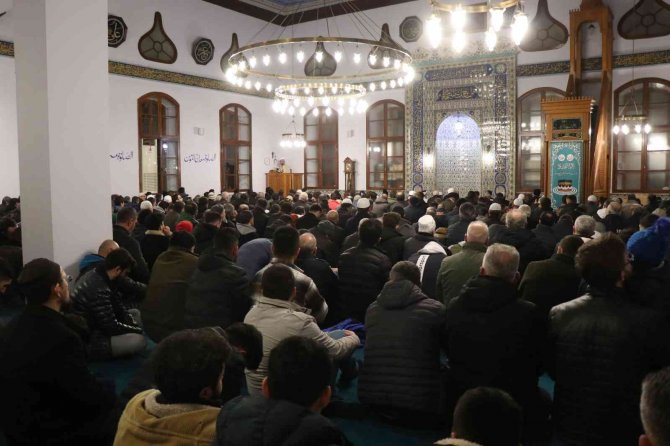 Sakaryalılar, Regaip Kandili’nde Camilere Akın Etti