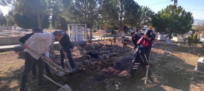 Talihsiz Bebeği Son Yolculuğuna Polis Ve Belediye İşçileri Uğurladı
