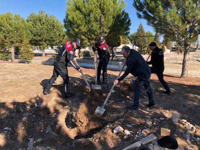 Talihsiz Bebeği Son Yolculuğuna Polis Ve Belediye İşçileri Uğurladı