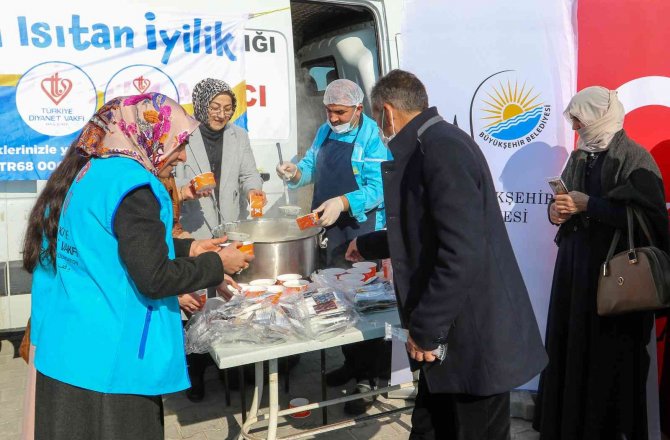 Van Büyükşehir Belediyesinden Ayran Aşı İkramı