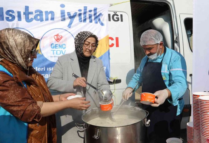 Van Büyükşehir Belediyesinden Ayran Aşı İkramı
