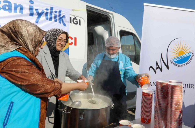 Van Büyükşehir Belediyesinden Ayran Aşı İkramı