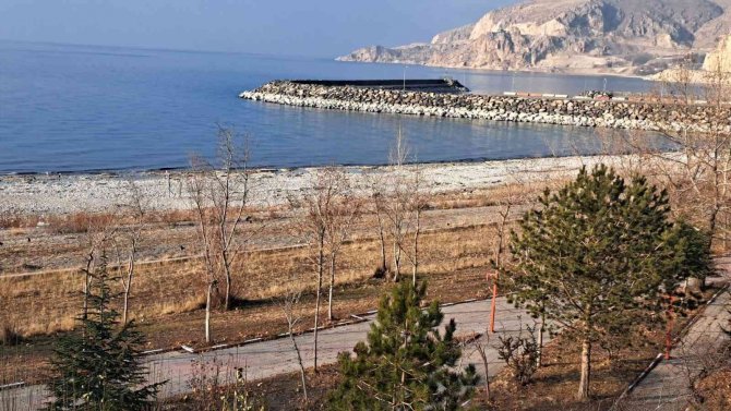 Van Gölü’nde Su Seviyesi Düşmeye Devam Ediyor