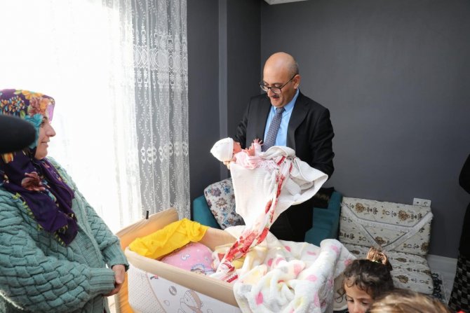 Başkan Vekili Aydın, Bebek Sahibi Olan Ailelerin Sevincine Ortak Oldu