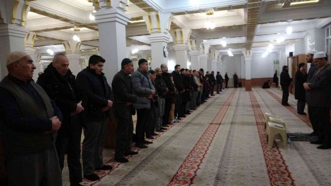 Van’da Regaip Kandili Dualarla İdrak Edildi