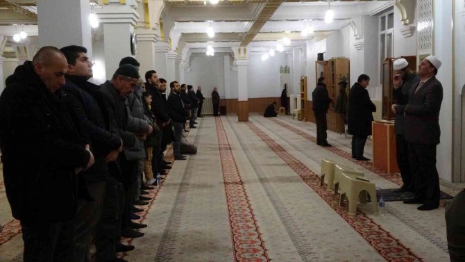 Van’da Regaip Kandili Dualarla İdrak Edildi