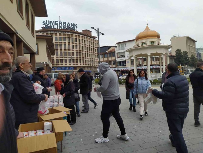 Balıkesir’de 24 Bin Paket Kandil Simidi Dağıtıldı