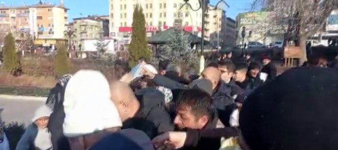 Chp Erzurum’da Kur’an-ı Kerim Dağıttı, Vatandaşlar Birbirleriyle Yarıştı