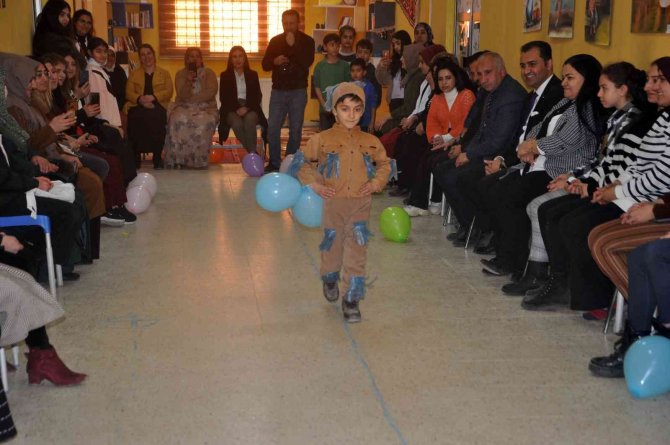 Atık Malzemelerden Üretilen Kıyafetler Görücüye Çıkarıldı