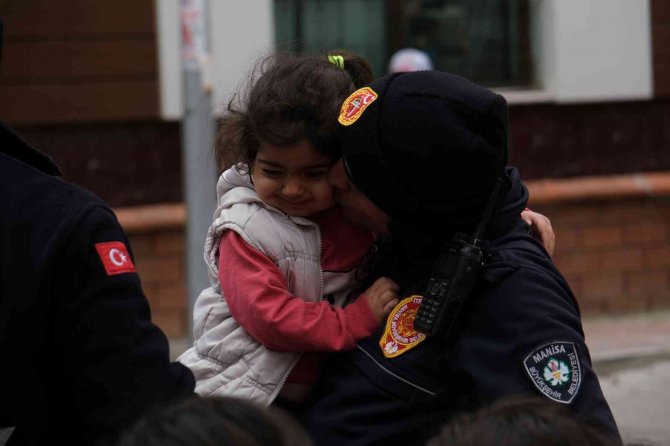 İ̇tfaiye Ekipleri Vatandaşları Kurtarmak İçin Zamanla Yarıştı