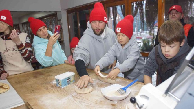 Rus Turistler Fırında Kendi Pidelerini Pişirdi, Kamp Ateşinde Eğlendi