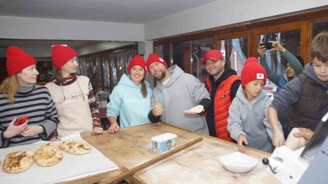 Rus Turistler Fırında Kendi Pidelerini Pişirdi, Kamp Ateşinde Eğlendi
