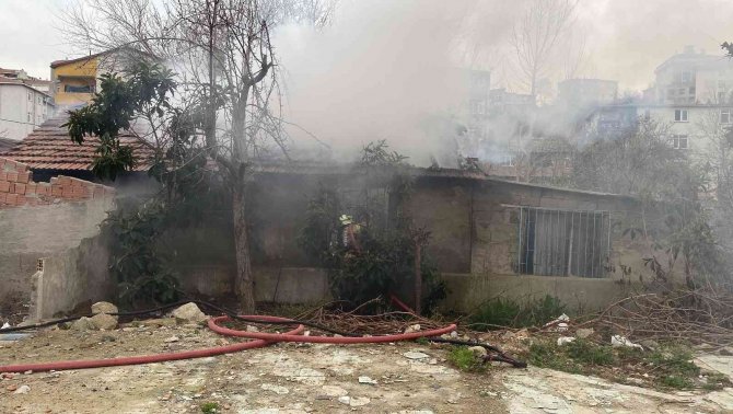 Ataşehir’de Yanan Gecekondu Kullanılamaz Hale Geldi