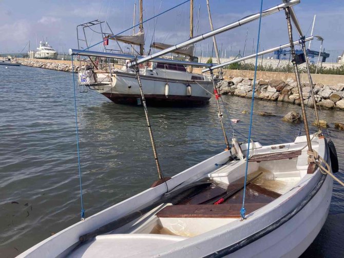Tekneler Sürüklendi, Duvar Yıkıldı