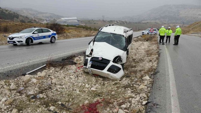 Burdur’da Refüje Çıkıp Takla Atan Aracın Sürücüsü Hayatını Kaybetti